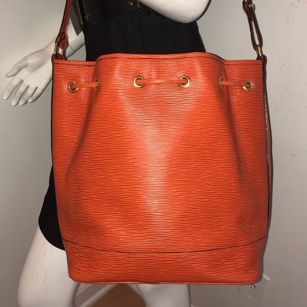 Spectacular vintage Siso epi leather orange drawstring bucket LARGE embo… - Picture 4 of 8